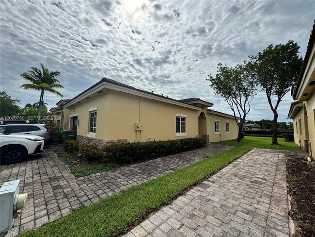 Building Photo - 3384 NE 11th Dr