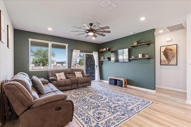 Building Photo - 1001 Dog Iron St