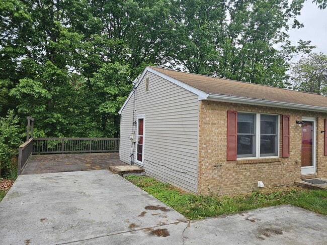 Building Photo - 163 Country Park Dr