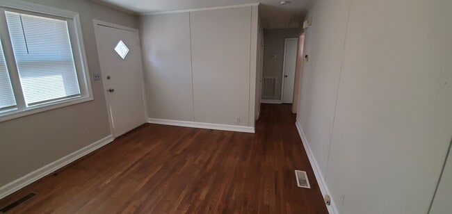 Building Photo - Brick ranch with 2 bedrooms