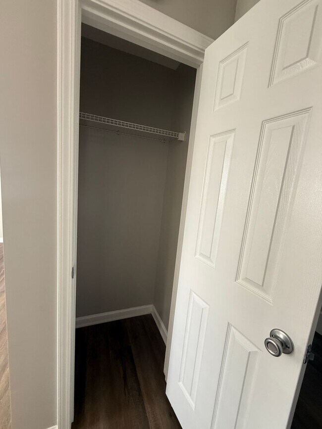Building Photo - 3 Bedroom Available Now!