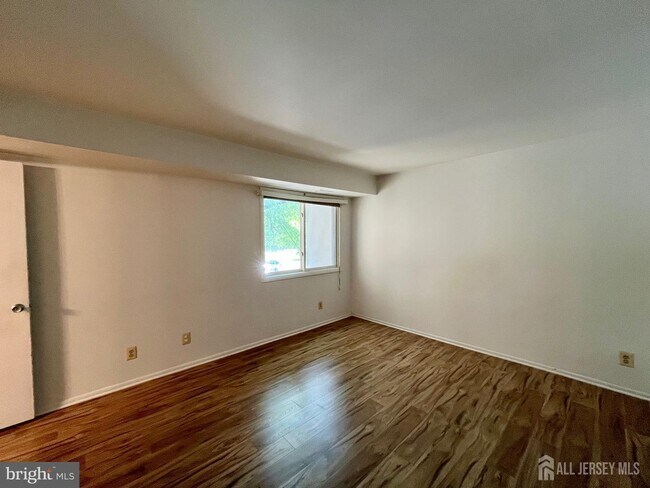 Building Photo - 2217 Sayre Dr