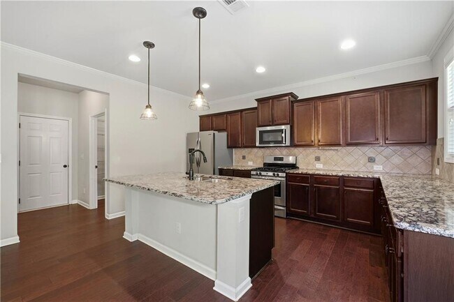 Building Photo - 4910 Belcrest Way