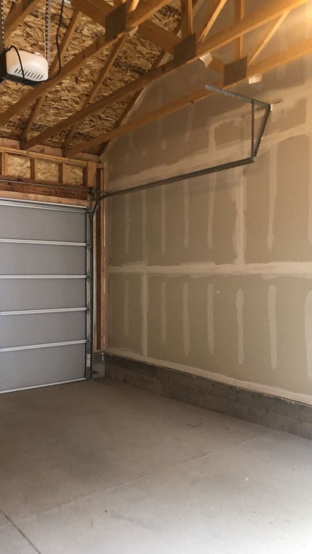 Building Photo - Beautiful + Spacious 2 Bed Townhome