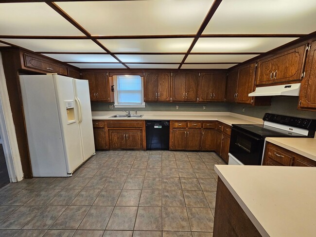 Building Photo - (4) Bed, (3) Bath with (2) Living Areas Av...