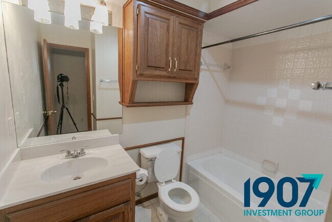 Building Photo - Three-Bedroom Home in Moore Schools
