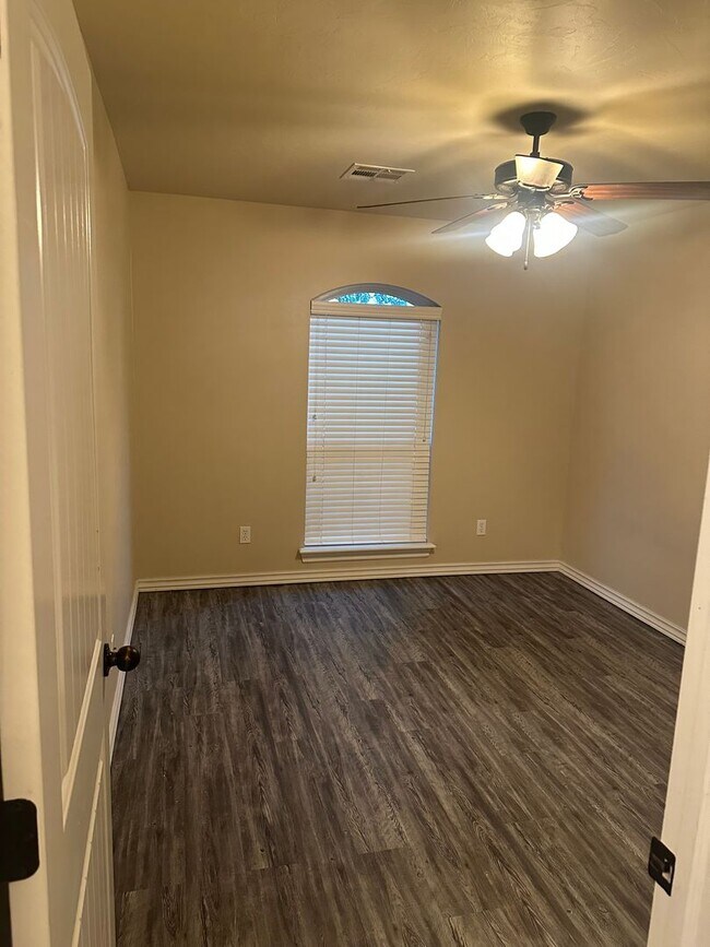 Building Photo - Beautiful 3 Bedroom Home With An In-Ground Storm Shelter!!!