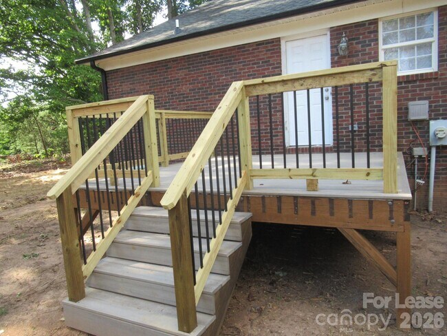 Building Photo - 800 Horseshoe Lake Rd