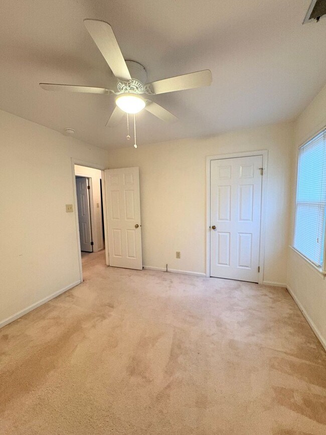 Building Photo - 3 BED / 2 BATH SINGLE FAMILY