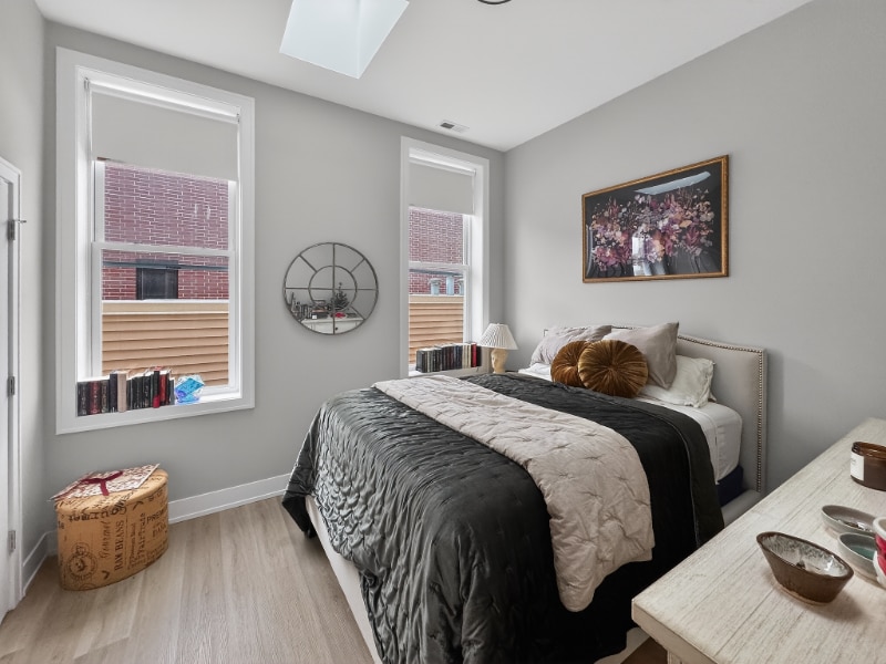 Building Photo - 1535 N Maplewood Ave