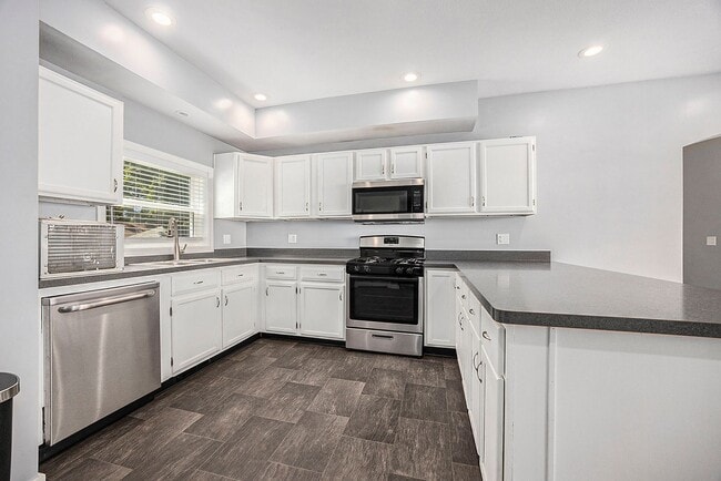 Building Photo - Spacious 5BR/2.5BA in Creston with Garage & Fenced Backyard