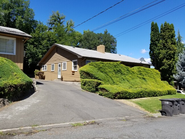 Building Photo - 2br duplex with carport and stackable wash...