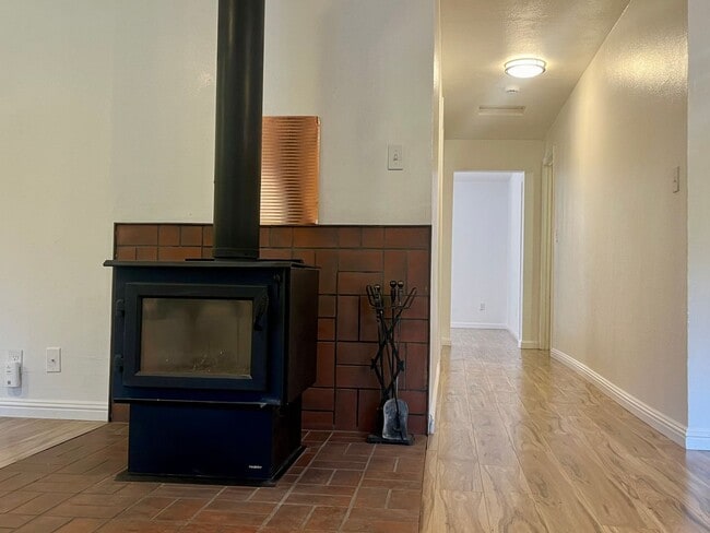 Building Photo - Beautifully Remodeled 3 bedroom 1 bath hom...