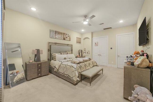 Building Photo - 5425 Hidalgo St