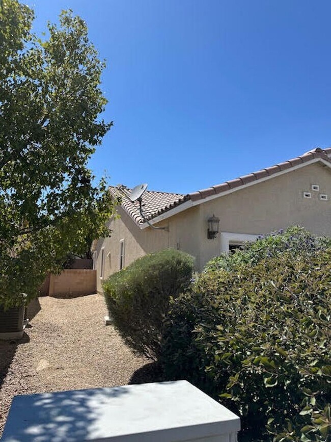 Building Photo - Beautiful three Bedroom, 2 Bath Home