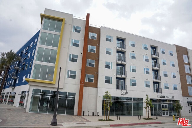 Building Photo - 10568 Gateway Prom