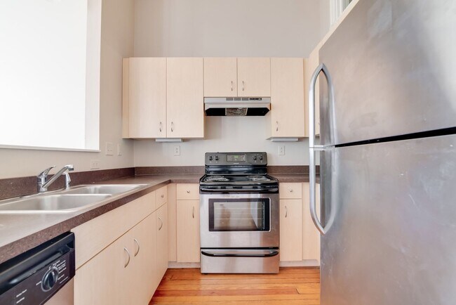 Interior Photo - 121 W Broad St