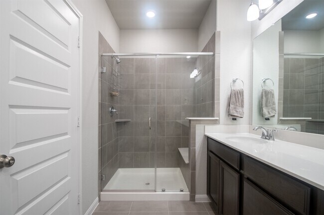 Building Photo - 16016 Oregon Oak Dr