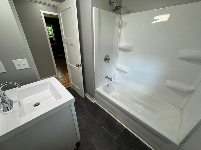 Building Photo - Stunning 5 Bedroom 2 Bathroom Home + Den i...