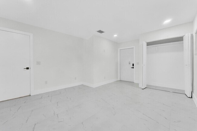 Building Photo - 5921 NE 15th Ave