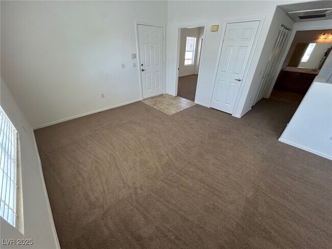 Building Photo - 3400 Cabana Dr