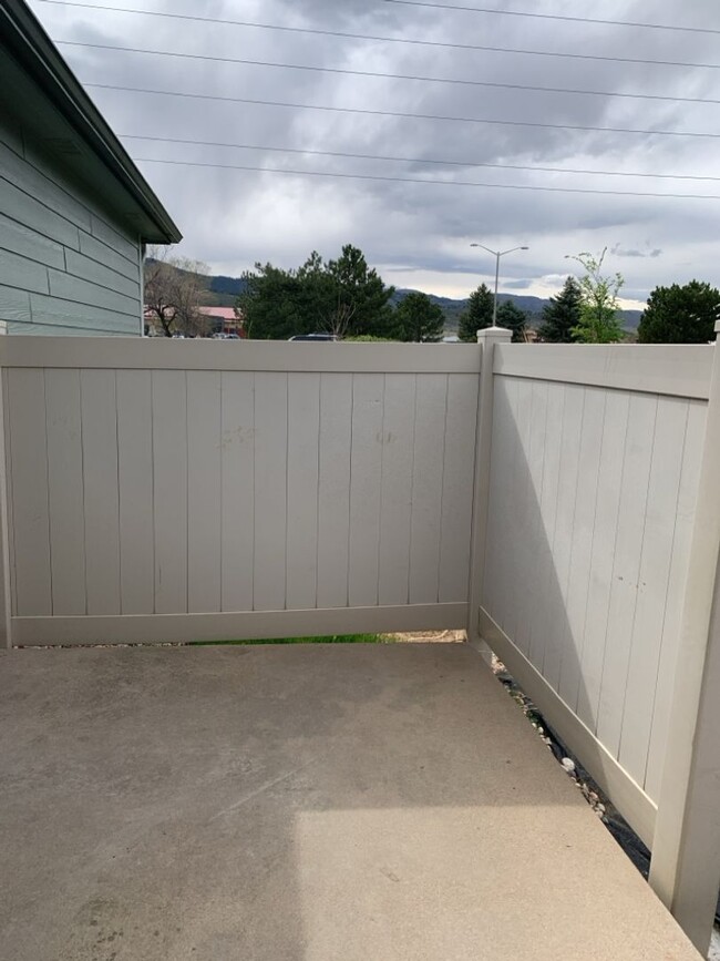 Building Photo - STUDENTS WELCOME! 3 Bed, 2 Bath Duplex in ...