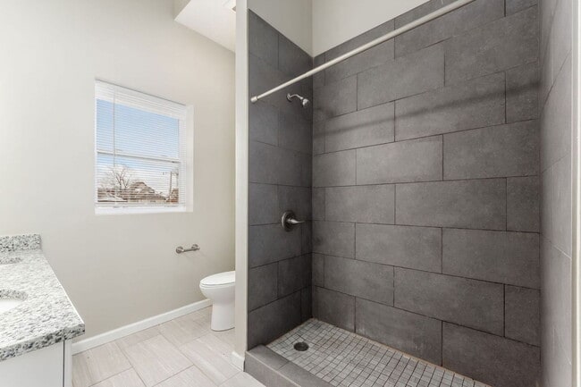 Building Photo - 1363 Summit St