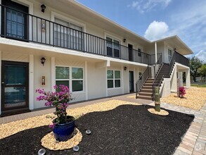Building Photo - 2 bedroom 2 bathroom furnished seasonal re...
