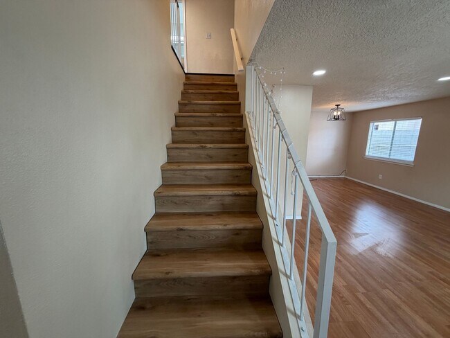 Building Photo - 3 Bedroom Updated Home Available Near Montano Rd NW & Unser Blvd NW!