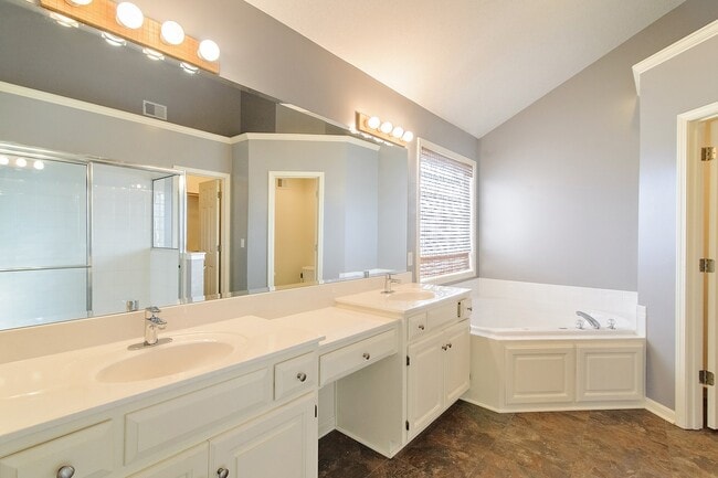 Building Photo - Gorgeous 4 Bedroom home in Blue Valley Schools