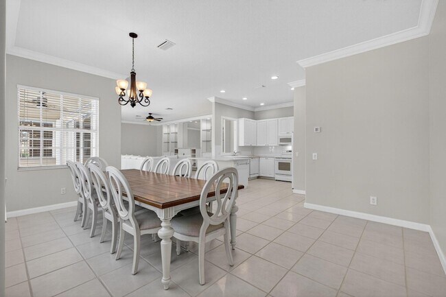 Building Photo - 121 Savona Dr