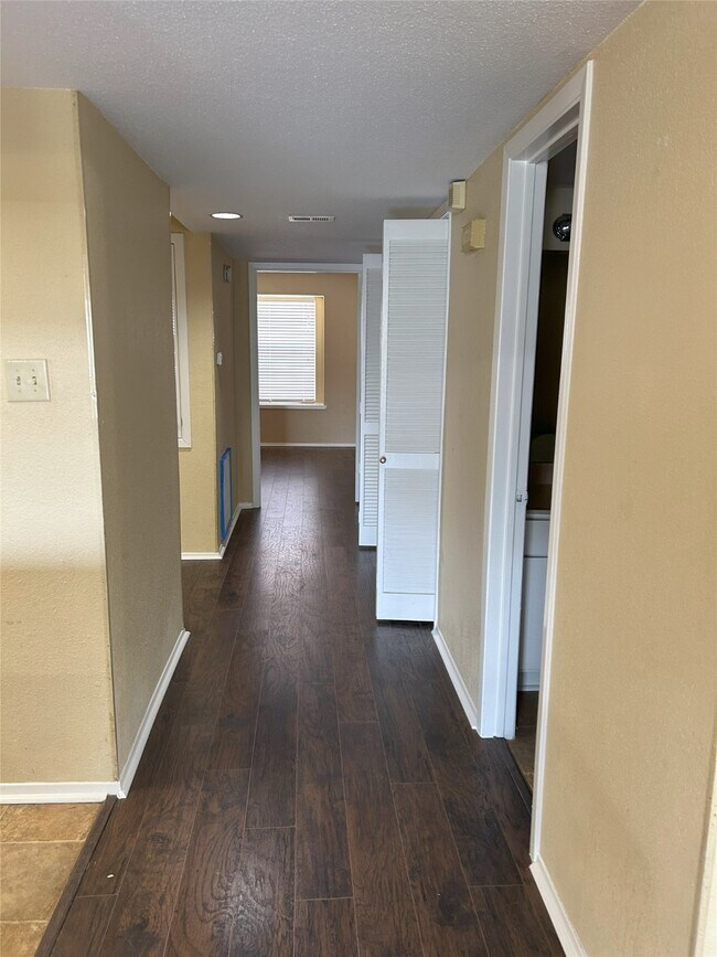 Building Photo - 4444 N Victory Dr
