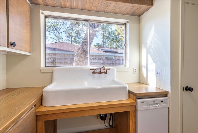 Building Photo - 462 Capehill Dr