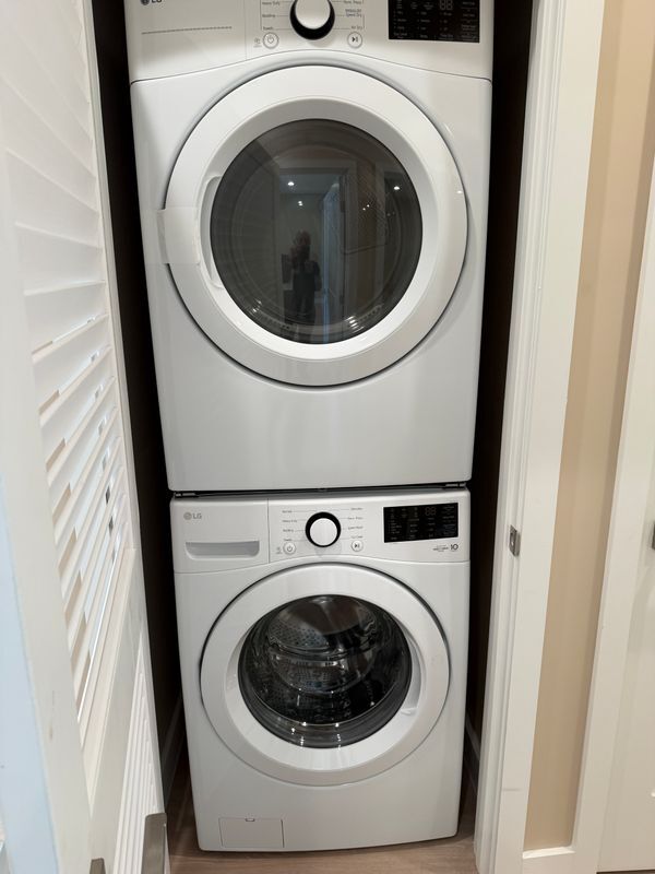 Building Photo - 1072 N Vinedo Ave