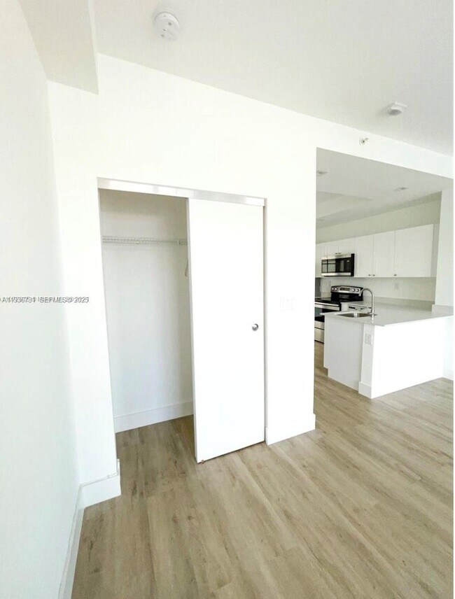 Building Photo - 4100 Davie Rd