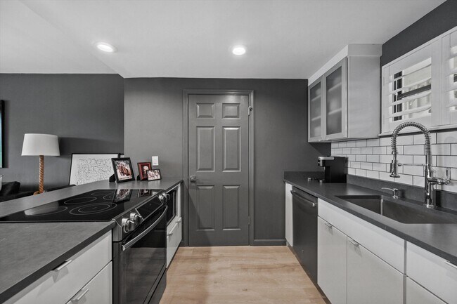 Building Photo - 11842 Pebblewood Dr