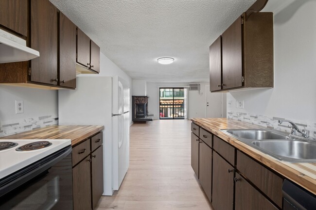 Building Photo - Spacious And Nicely Updated 2 bed 1 Bath C...