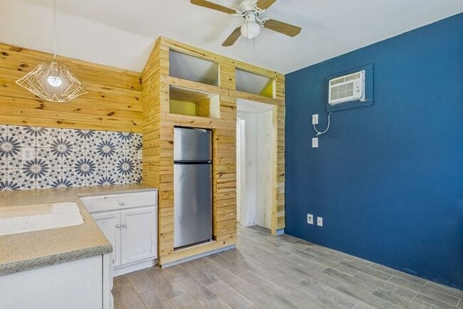 Building Photo - Charming Ranch Home with Bonus Studio & Ou...