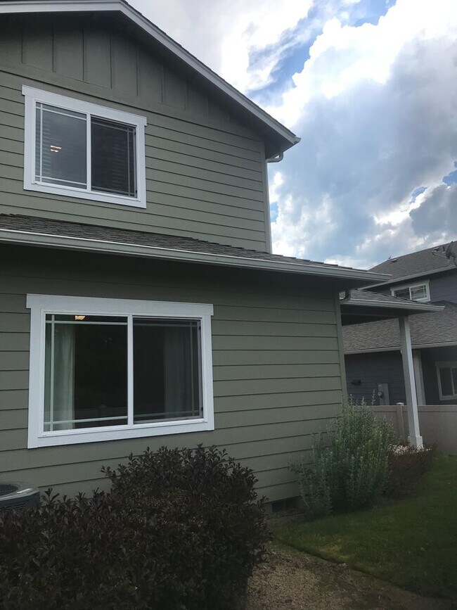 Building Photo - Three bed, two bath Ashland home for rent | Available June