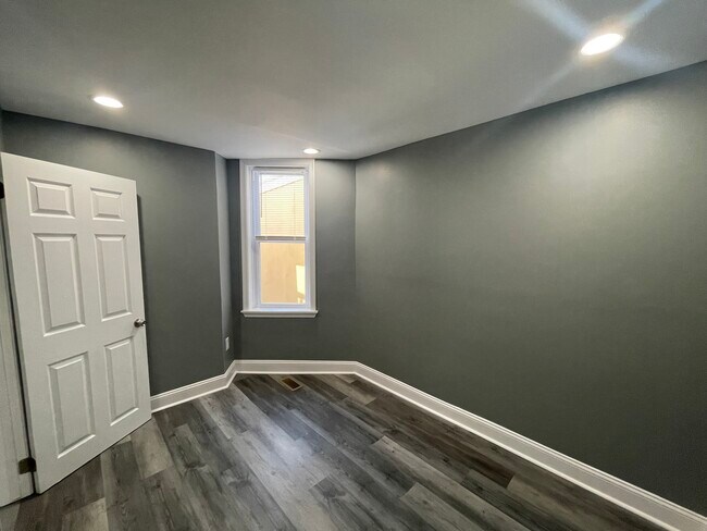 Building Photo - 1611 S Yewdall St