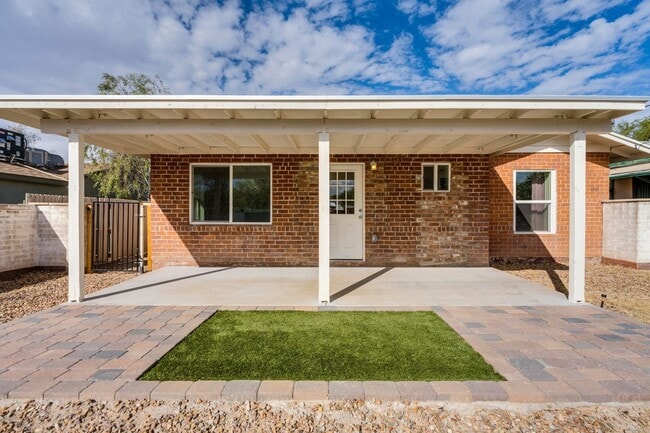 Building Photo - Adorable Brick home near UA