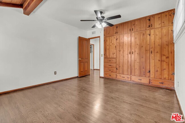 Building Photo - 9322 Lasaine Ave