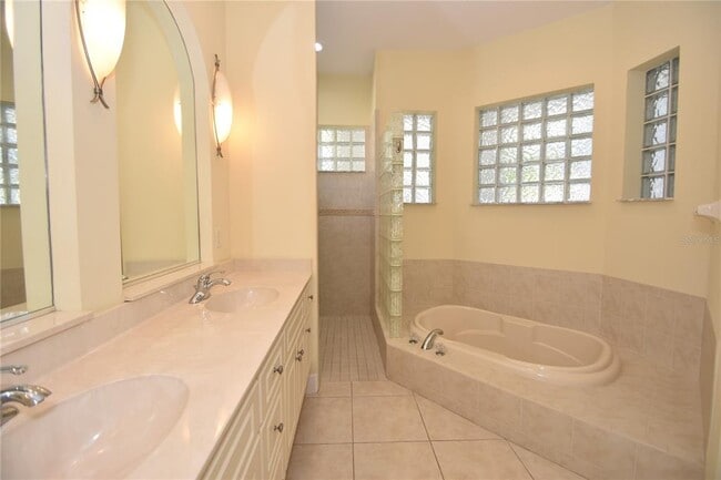 Building Photo - 17 Oasis Cir