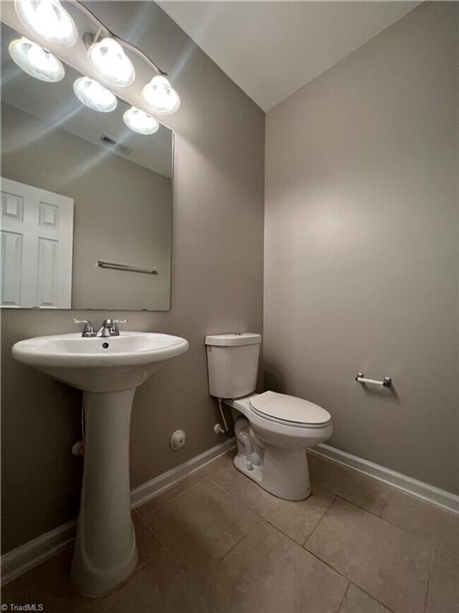 Building Photo - Fabulous 3BR 2.5BA Townhome with Community...