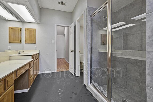 Building Photo - 2416 Brookhaven Dr
