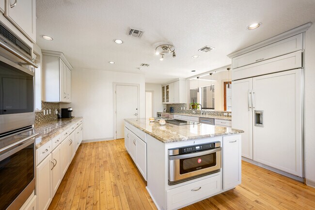 Building Photo - 3 Birnam Oaks