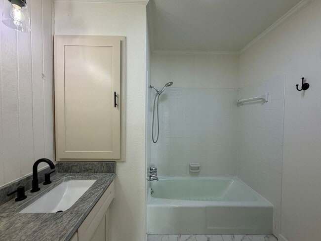 Building Photo - 3401 Oakridge Ln
