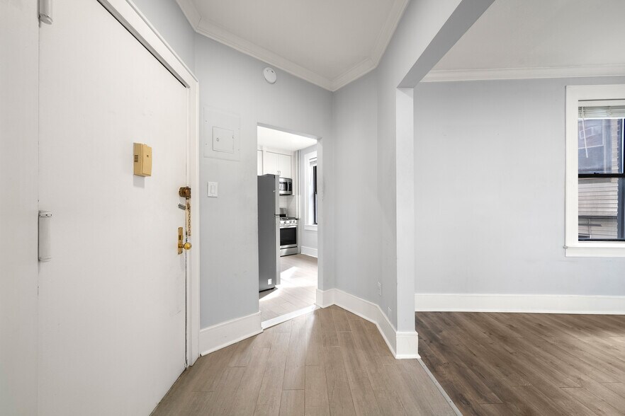 Building Photo - 553 Undercliff Ave