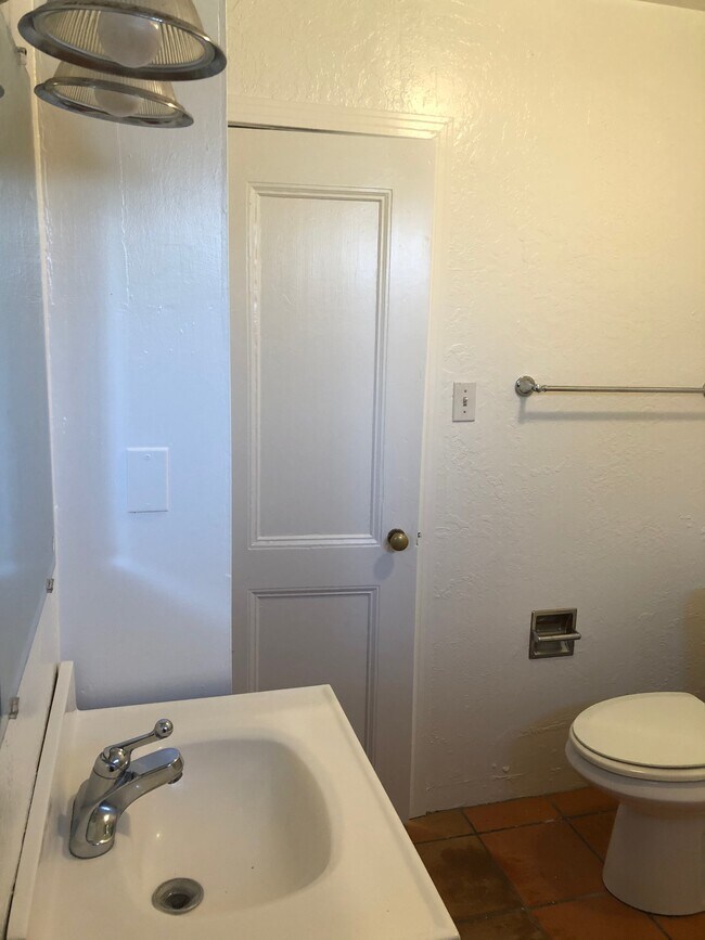 Building Photo - 402 Dufour St