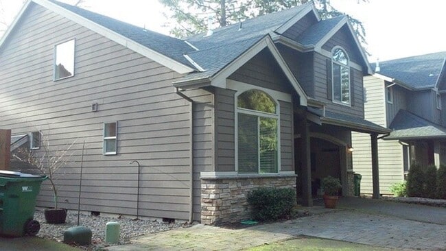 Building Photo - Beautiful 4 Bedroom Home In Garden Home Area!